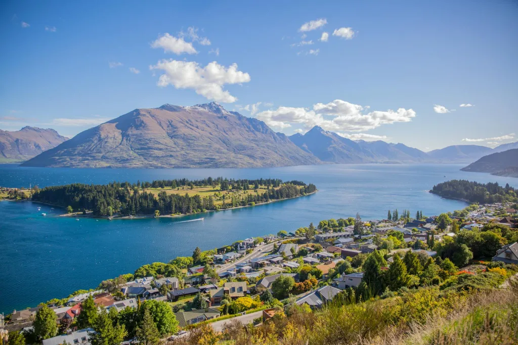 Best Guided Tours in Queenstown, Rotorua, Milford Sound and Bay of Islands (Roundup Format)